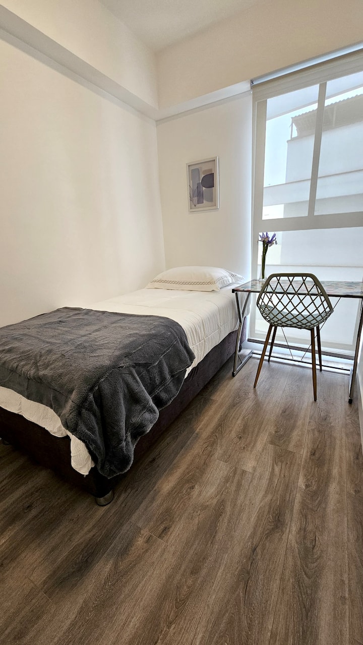 Მყუდრო ოთახი გარდერობით, კვადრატული საწოლი და ნახევარი