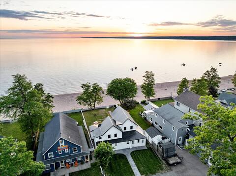 "Park" - Entire Home/Sleeps 19!