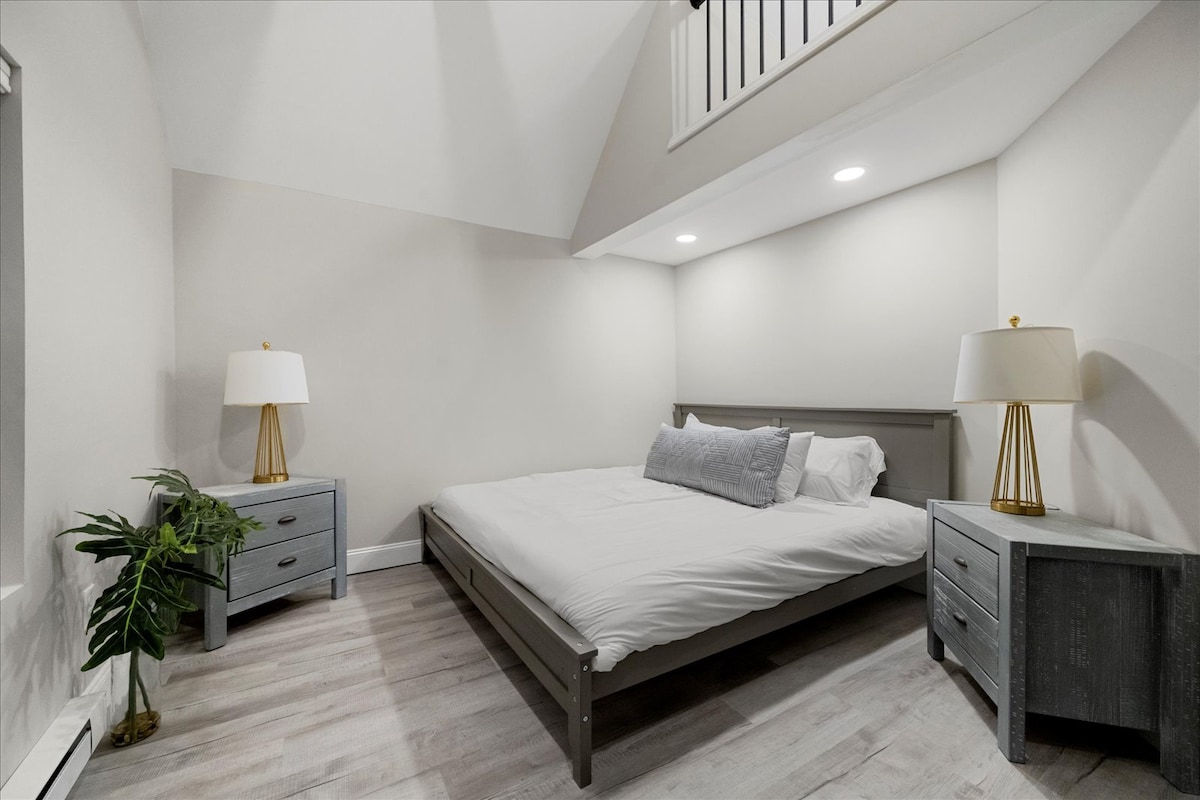 宽敞的卧室配有豪华加大双人床和毗邻的阁楼，配备舒适的全尺寸床铺，提供多功能睡眠安排。