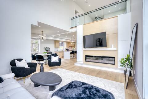 Brand New Luxury 3 Level Lake View House + Hot Tub