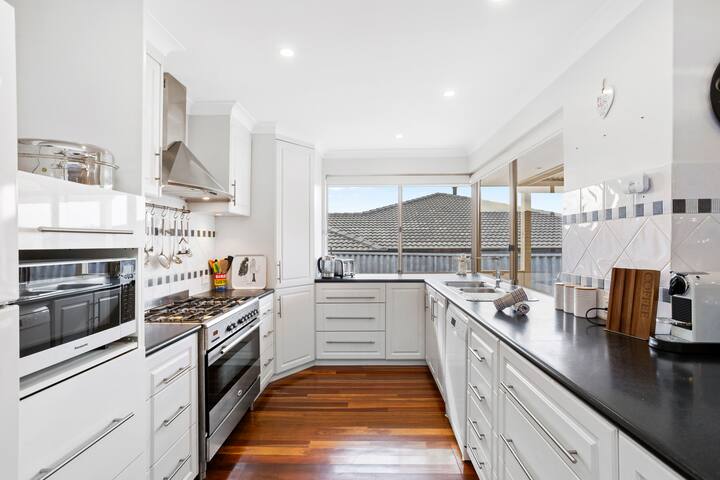 5BR Retreat: Pool, table tennis & Pure Relaxation! gallery image 3