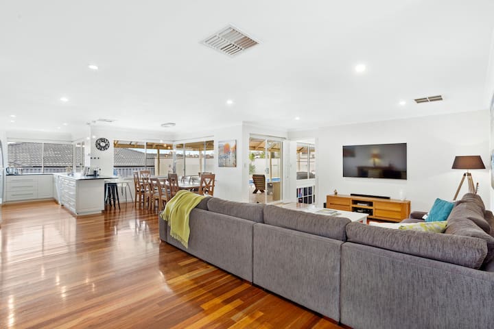 5BR Retreat: Pool, table tennis & Pure Relaxation! gallery image 2