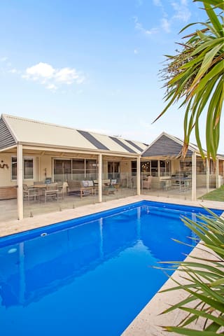 5BR Retreat: Pool, table tennis & Pure Relaxation!