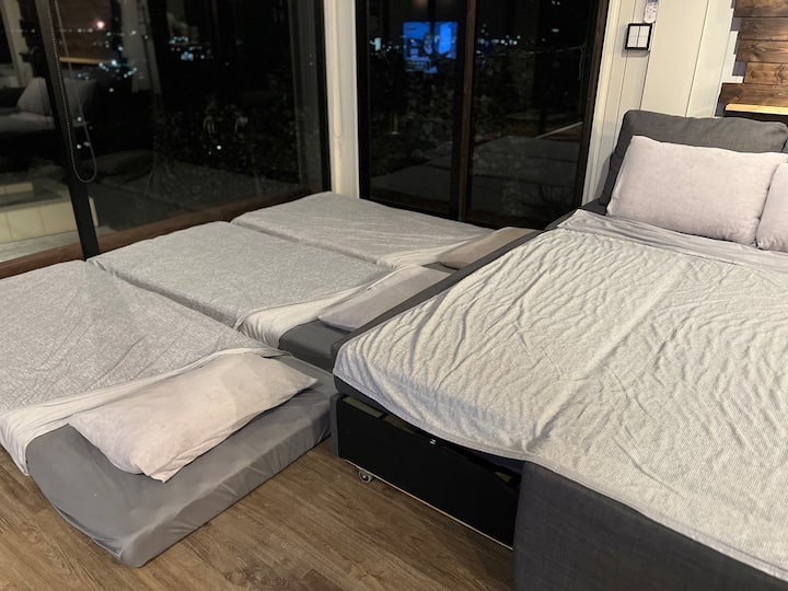 אין חדר שינה פרטי.
יש ספה נפתחת ומזרן בסלון.