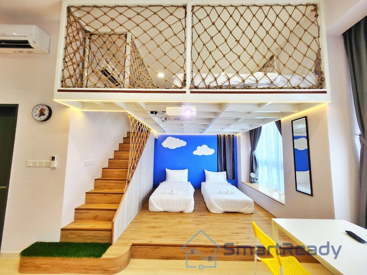 ☁️ Belo quarto Mario com duas camas de solteiro sob a parede azul-celeste, loft com rede de corda acima, escada de madeira e projetor! Espaçoso, luminoso e mágico para famílias! ️✨