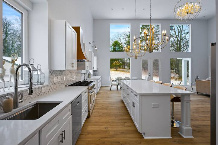 Stunning Elegant Retreat. Central. New home! gallery image 3