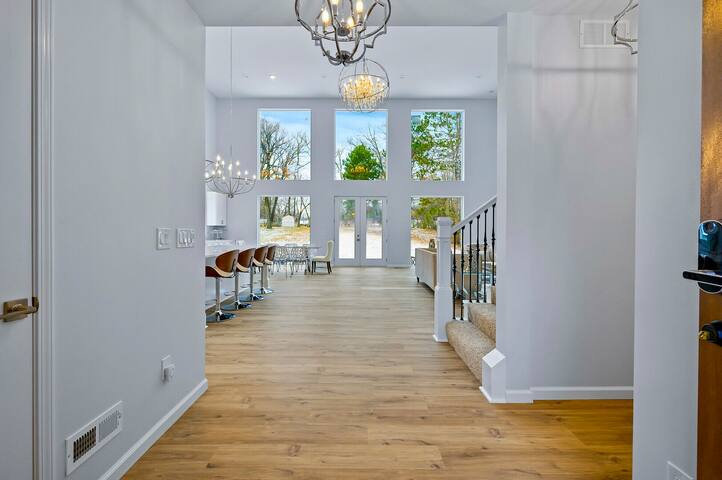 Stunning Elegant Retreat. Central. New home! gallery image 2