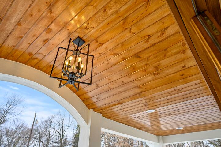 Stunning Elegant Retreat. Central. New home! gallery image 5