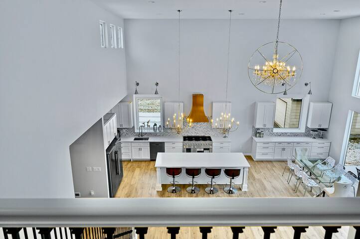 Stunning Elegant Retreat. Central. New home! gallery image 4