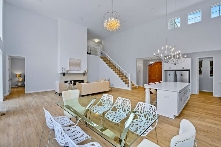 Stunning Elegant Retreat. Central. New home!