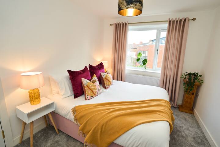 Garden Fire Pit + Event Space, Hot Tub, Sleeps 12 gallery image 2