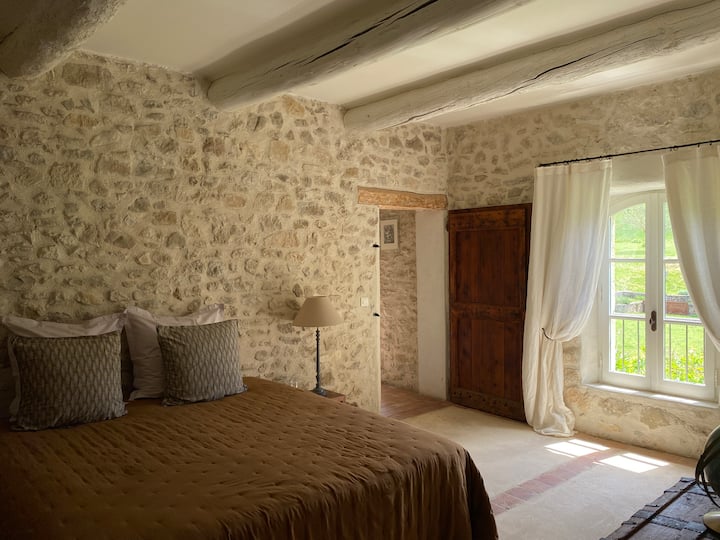 Chambre "Glycine"

Úžasný výhľad na objekt . Južne orientovaný

Úchvatný výhľad na objekt. Expozícia orientovaná na juh.