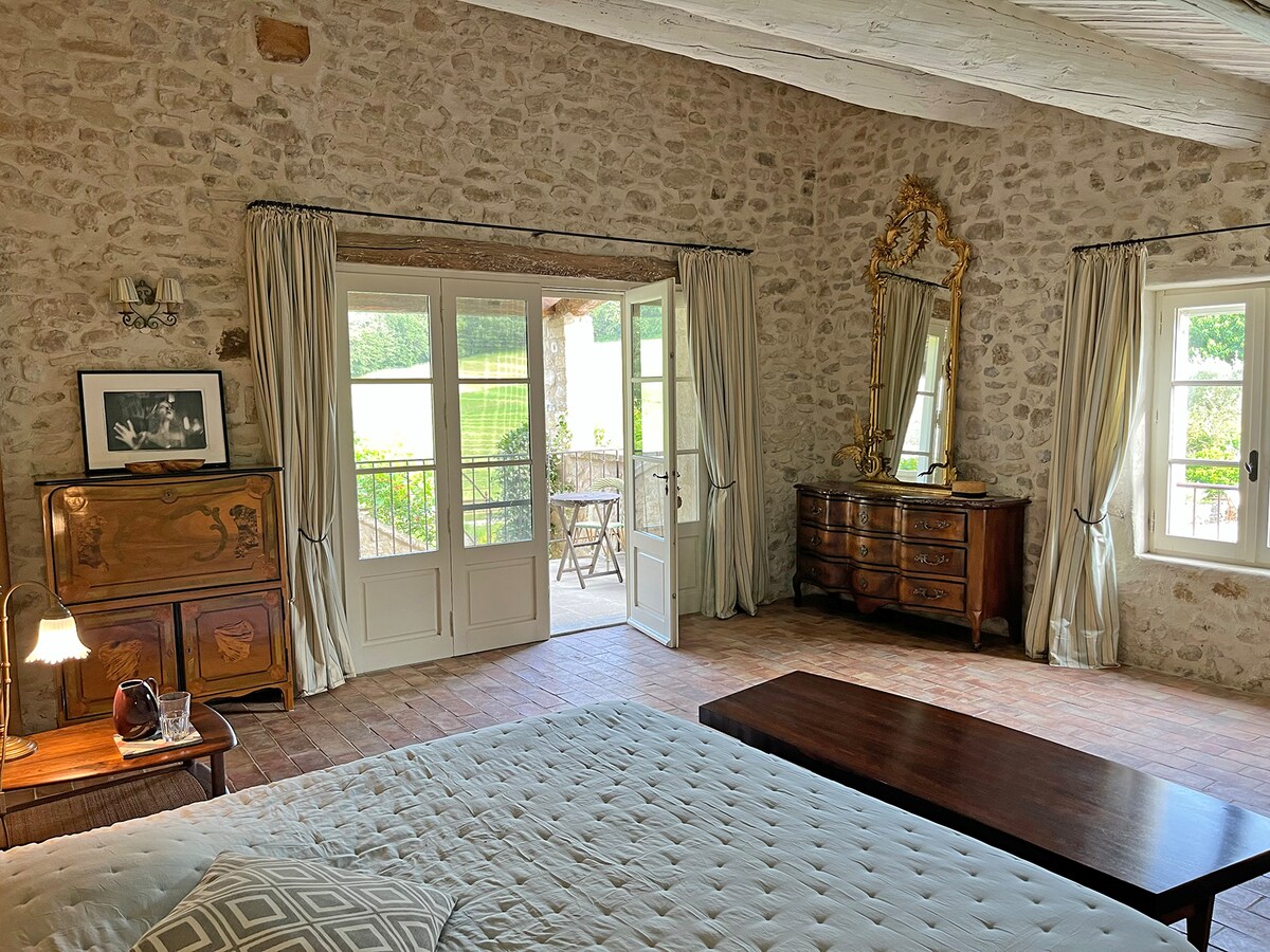 Chumba cha "Celeste" 
Ukiwa na mtaro wa kujitegemea/mandhari ya ajabu. Mfiduo wa Kusini / Mashariki 
Bafu kubwa lenye bafu la kuingia + choo 
Ukiwa na mtaro wa kujitegemea/ mandhari ya kupendeza 
Mfiduo wa Kusini/Mashariki
Bafu kubwa lenye bafu la kuingia + choo