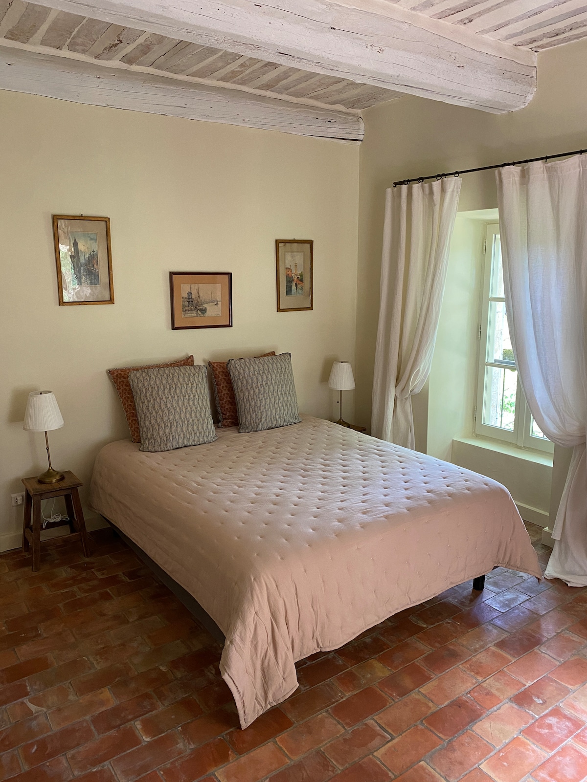 Chambre "Grand Chêne"
Kitanda cha watu wawili  160x200 (matandiko mapya ya hoteli kuanzia mwaka 2024)
Kitanda cha watu wawili (160x200) (matandiko mapya yenye ubora wa hoteli kuanzia mwaka 2024).