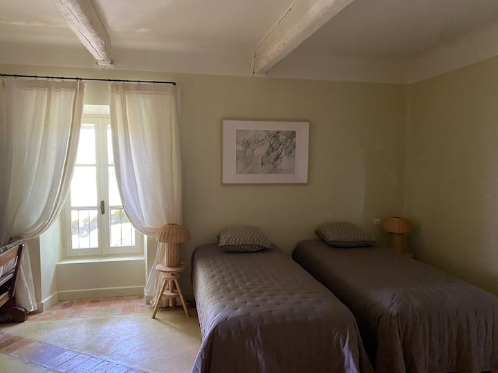 Izba so šampanským

Severná expozícia - výhľad na dub a prírodu 
Umývadlo v spálni 


Severná expozícia - pohľad na dub a prírodu
Umývadlo v miestnosti