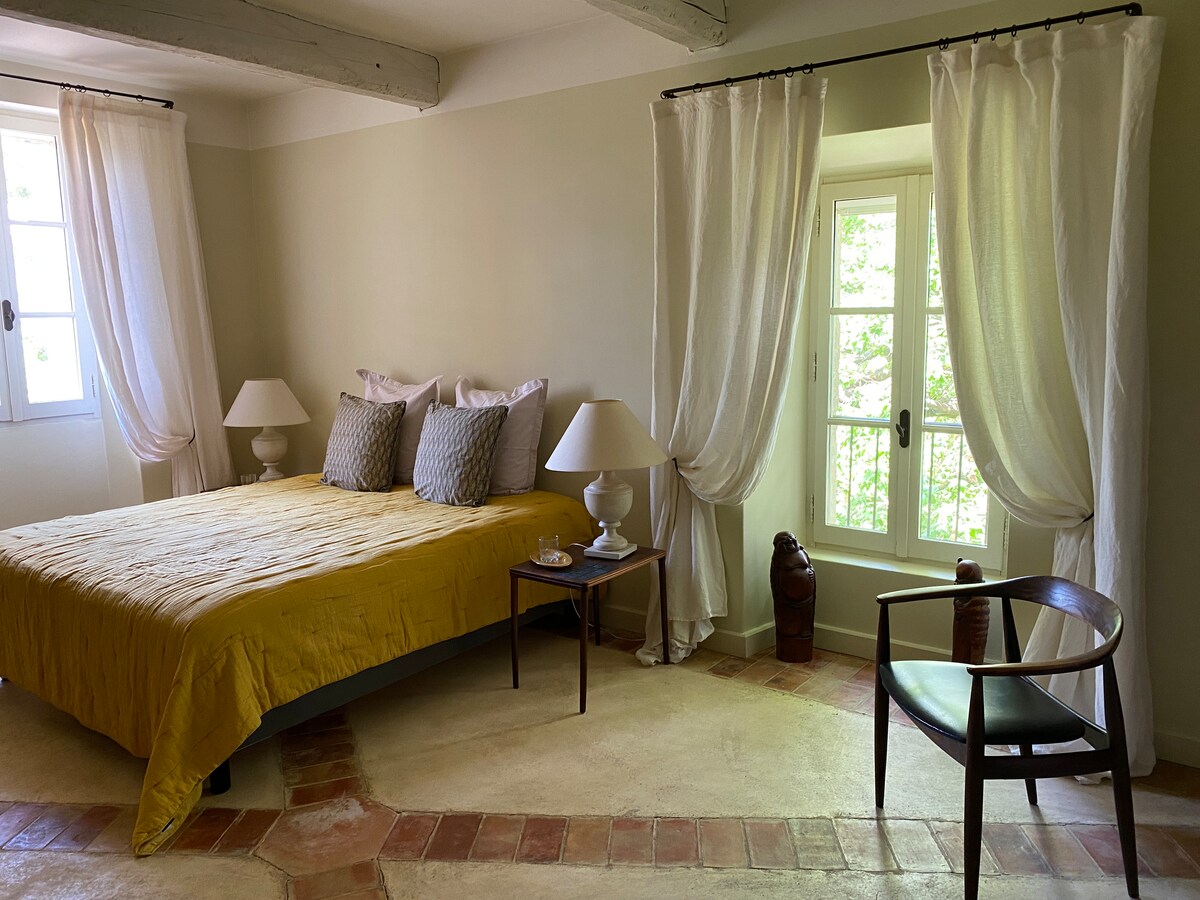 Chumba cha "Ivory" 
Mazingira ya Northwest 
Mwonekano wa mazingira ya jirani
Bafu lenye bafu 

Mfiduo wa Kaskazini Magharibi
Mwonekano wa mazingira ya jirani
Bafu lenye beseni la kuogea