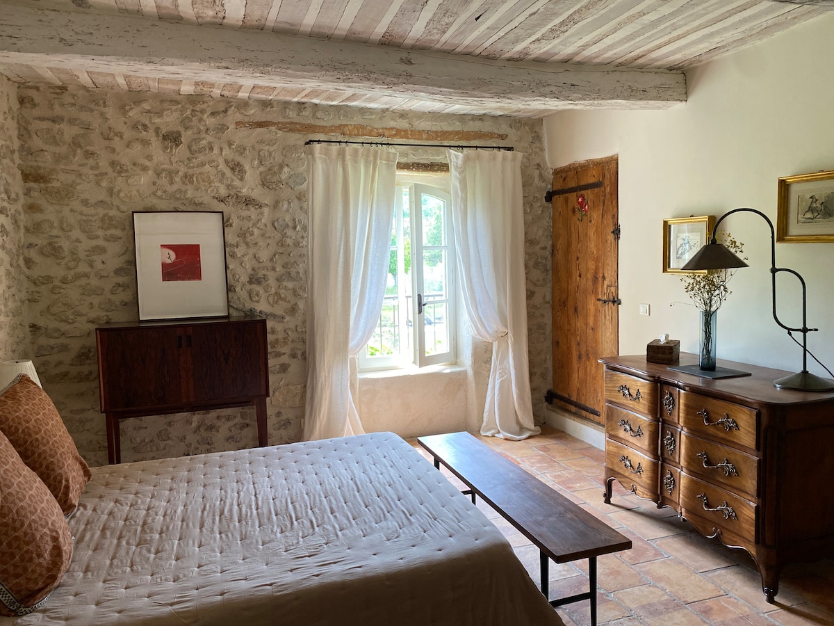 Suite "Cerise"

Vue imprenable sur la propriété . Exposition plein sud
Salle d'eau privative + vyoo 

Mwonekano wa kuvutia wa nyumba. Mfiduo unaoelekea kusini.
Chumba cha kuogea cha kujitegemea + choo
