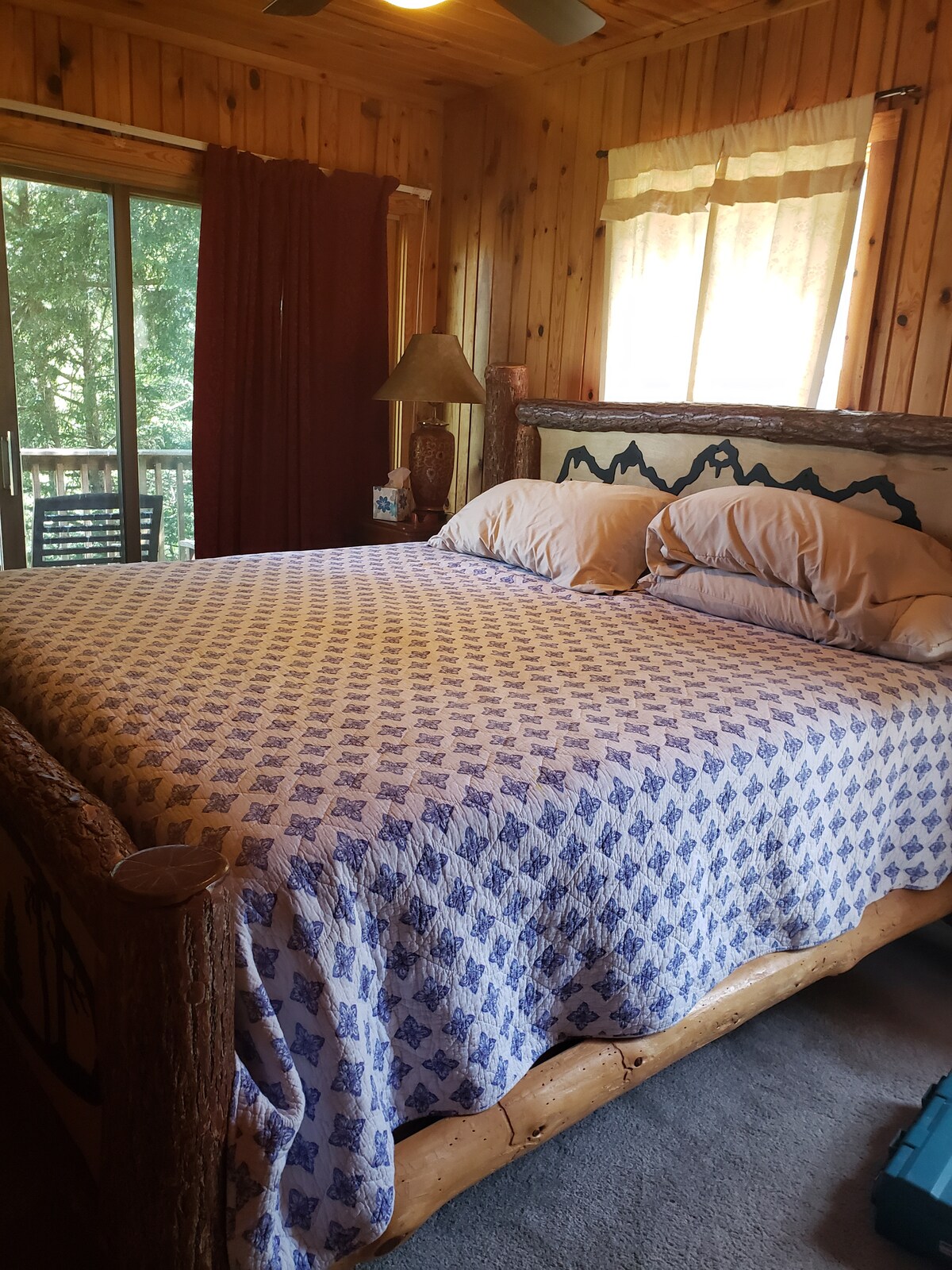 เตียงคิงไซส์ชั้นแรกพร้อมดาดฟ้าส่วนตัวและอ่างอาบน้ำแบบแจ็ค/จิล