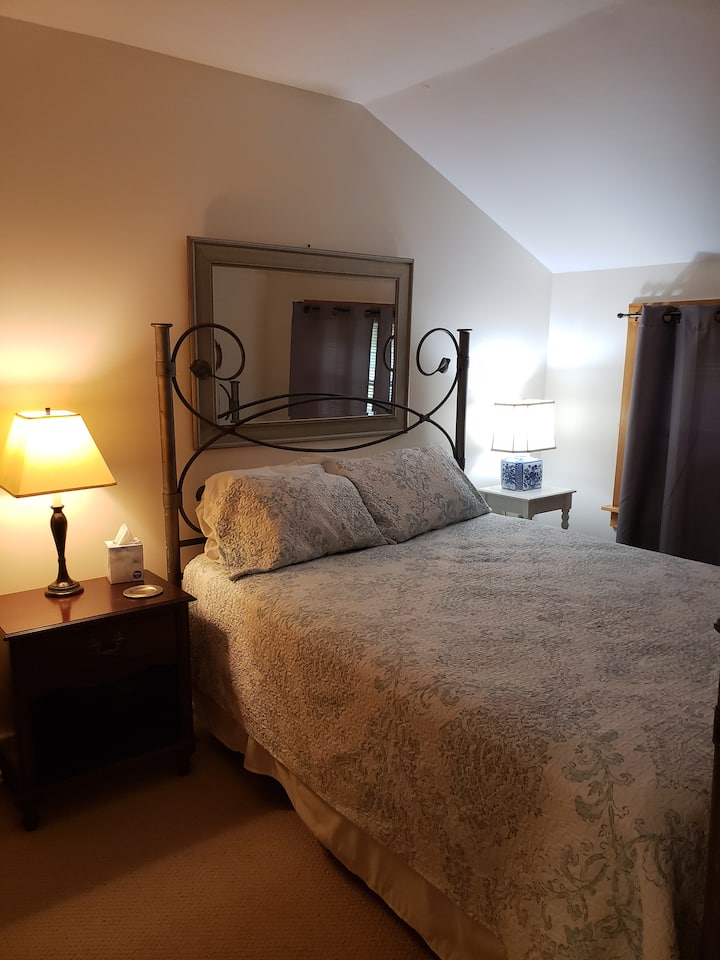 Schlafzimmer mit Queensize-Bett im zweiten Stock