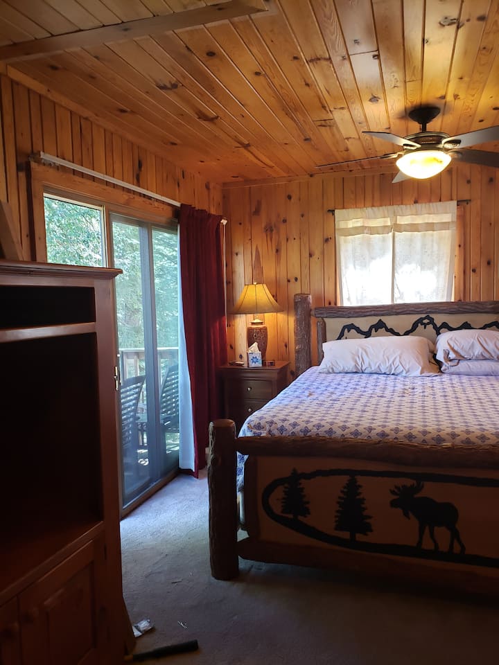 Authentisches Holzposten mit Kingsize-Bett