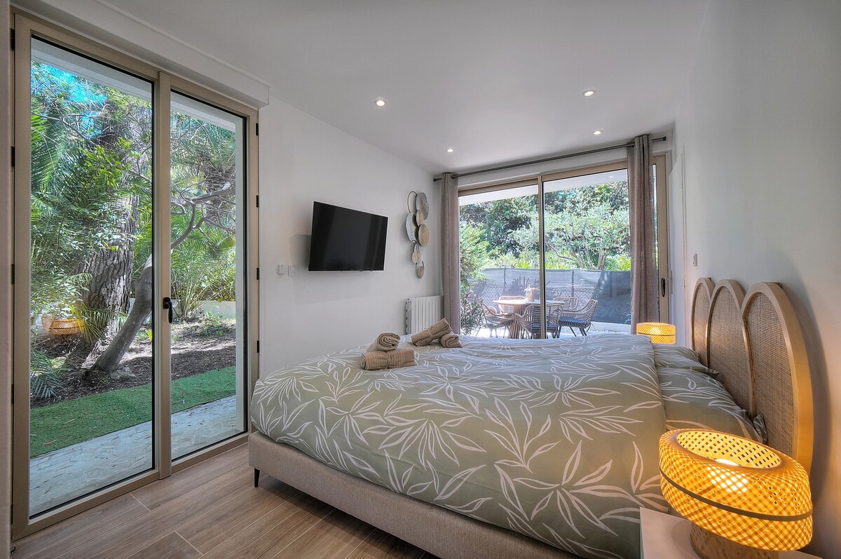 Imagínese despertarse aquí con luz natural y acceder directamente a su terraza privada para tomar un café por la mañana. Un espacio tranquilo perfecto para relajarse.