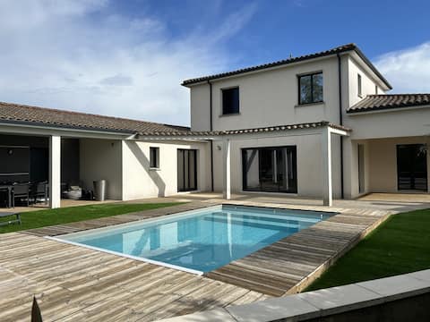 Beautiful villa pool, 4 bedrooms, not overlooked