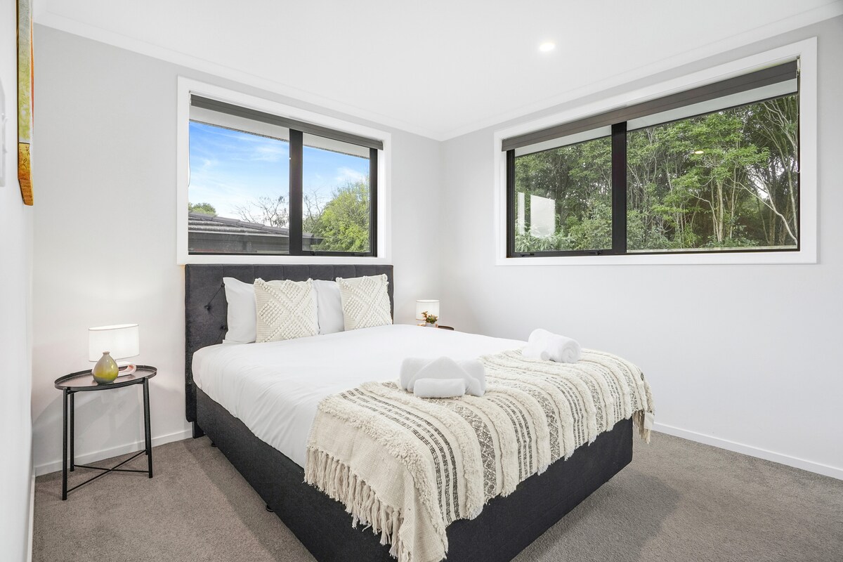 Მეორე საძინებელი: აღჭურვილია სასტუმროს ხარისხიანი საწოლით ტყის ხედით