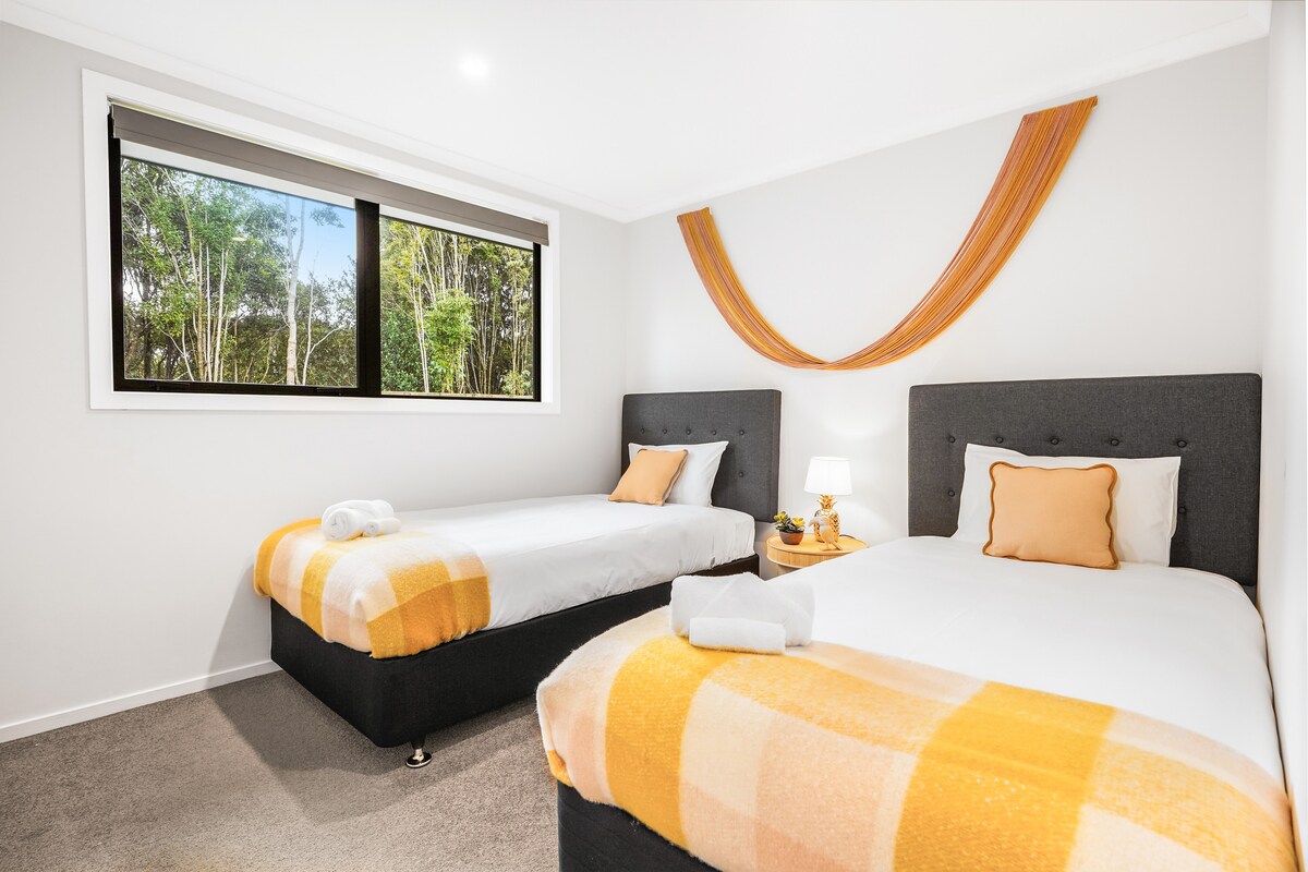 Საძინებელი პირველი: აღჭურვილია 2 King Singles-ით, რომ ზრდასრულებმა და ბავშვებმა თავი კომფორტულად იგრძნონ