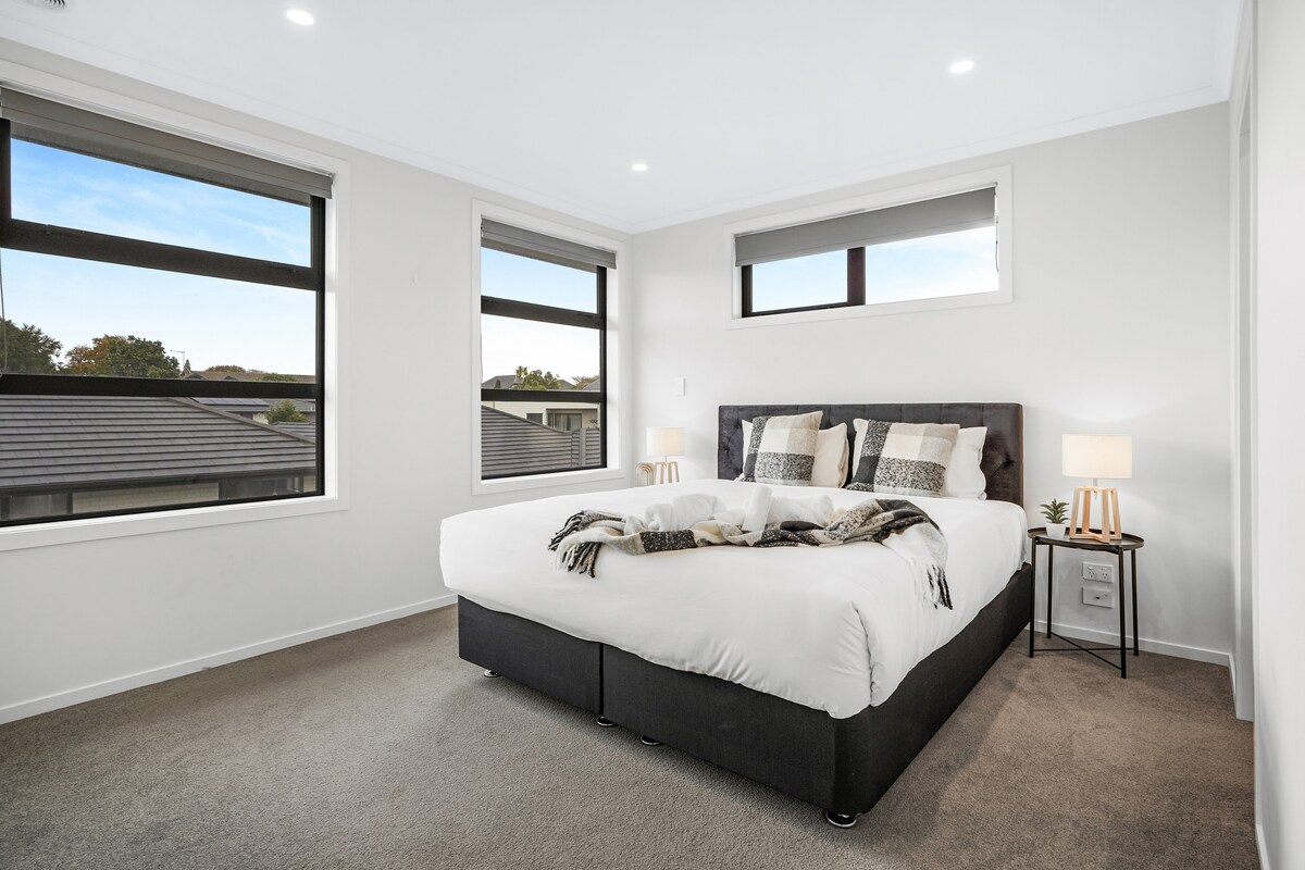 Საძინებელი მეოთხე: ძირითადი საძინებელი აღჭურვილია სასტუმროს ხარისხიანი საწოლით და შესასვლელი გარდერობით