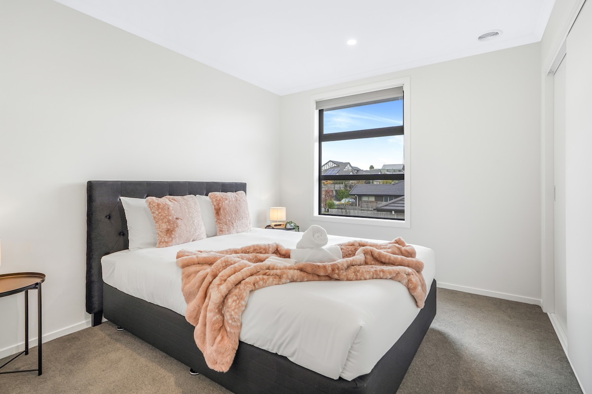 Მესამე საძინებელი: ლუქს-კლასის საწოლი Queen, რომლითაც დღის ბოლოს ისიამოვნებთ 