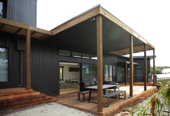 Brand new home close to beach, river and shops gallery image 5