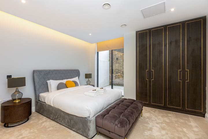 Ensuite Bedroom with its own reception room 