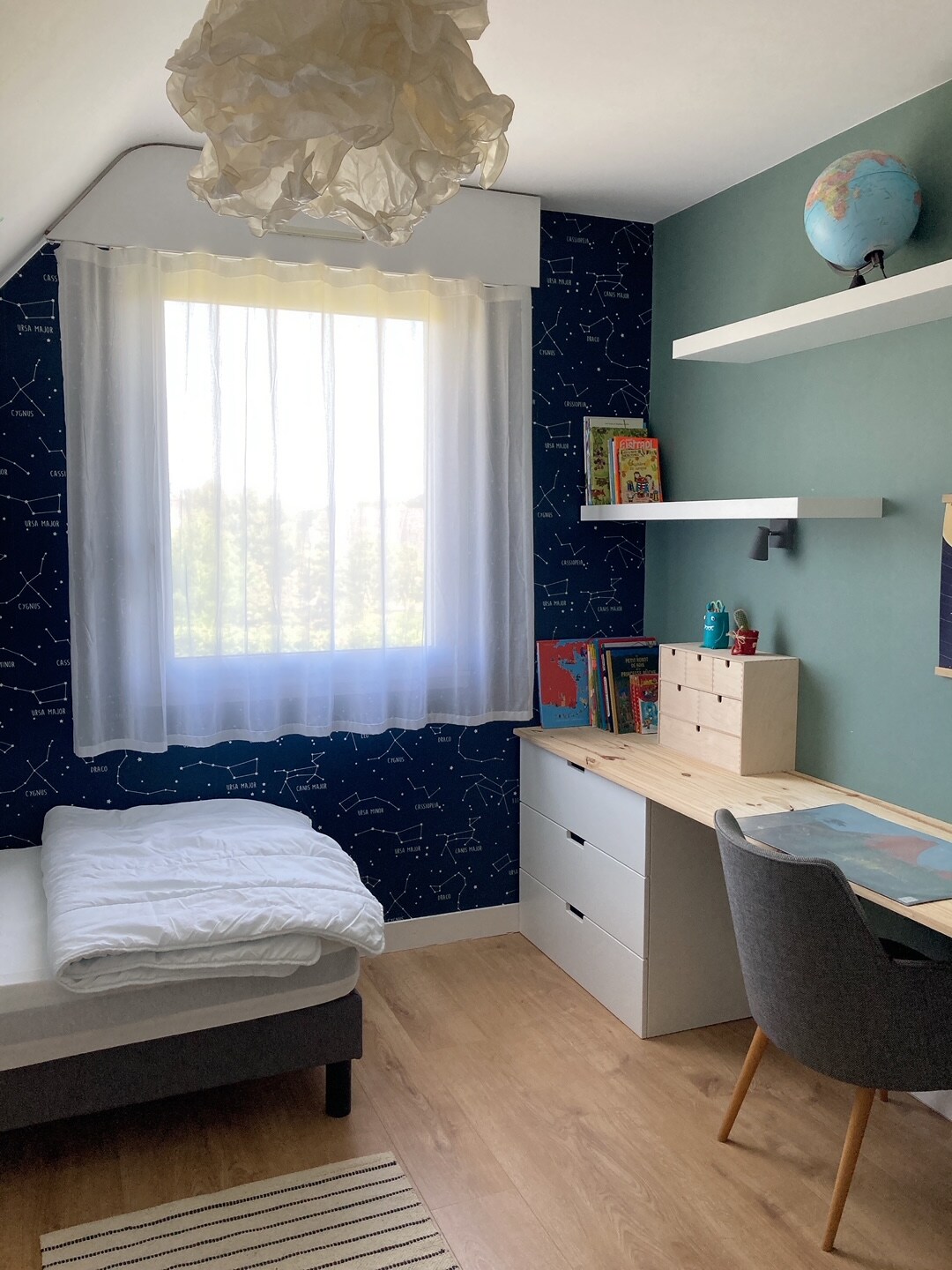 ห้องสำหรับเด็กพร้อมเตียงขนาด 80x190 2 เตียงและพื้นที่ "ระบายสี"