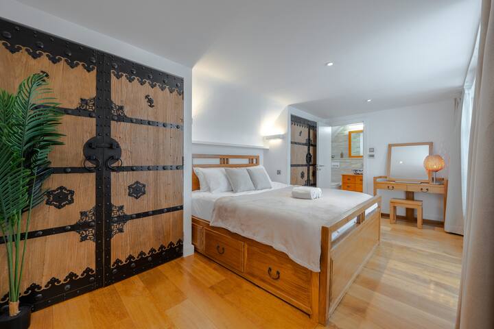 London City Center Apartment in Iconic Building gallery image 3