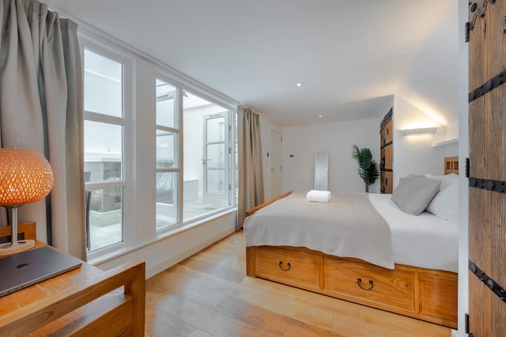 En el interior, el apartamento cuenta con características de lujo que incluyen un dormitorio en la planta baja con una cama tamaño king, dos armarios grandes, un tocador y un baño privado con lavabos dobles. 