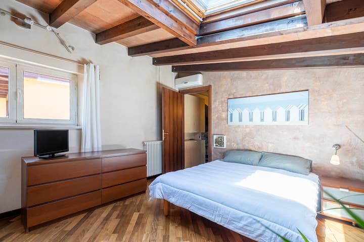 el tercer dormitorio en el primer piso, con aire acondicionado, TV y dormitorio tamaño queen.