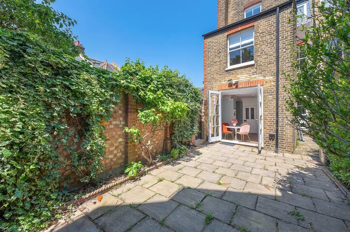 Blossom House New 3bed house in Barons Court gallery image 4