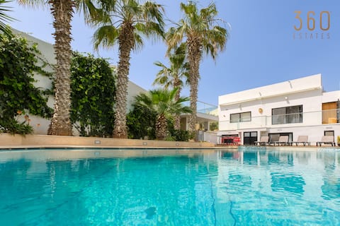 Stunning 4BR Villa with Private pool, parking &BBQ