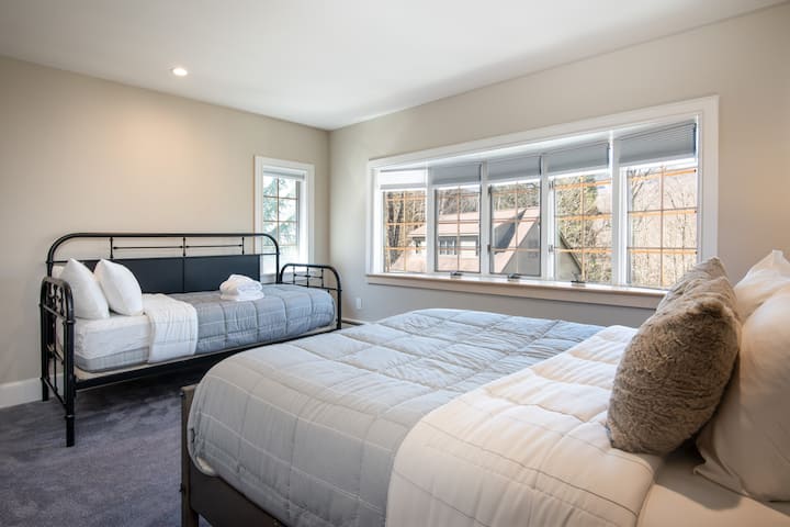 ห้องพักสะดวกสบายมีเตียงควีนไซส์และเตียงเดี่ยวสำหรับการจัดเตียงที่ยืดหยุ่น