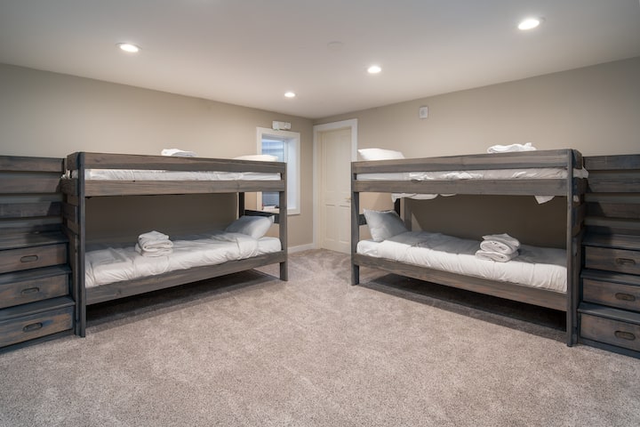 ห้องพักที่สนุกและใช้งานได้ดีพร้อมเตียงสองชั้นสำหรับพื้นที่นอนเพิ่มเติม