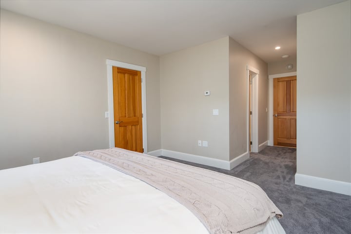 ห้องนอนสบายพร้อมเตียงคิงไซส์