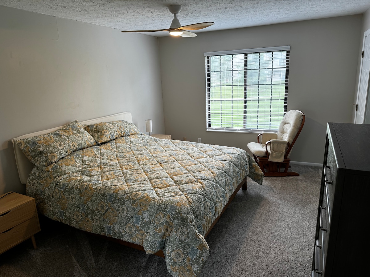 Ფართო ძირითადი საძინებელი დიდი ზომის საწოლით, გასეირნება კარადაში და ლუქს-კლასის სააბაზანოში. 