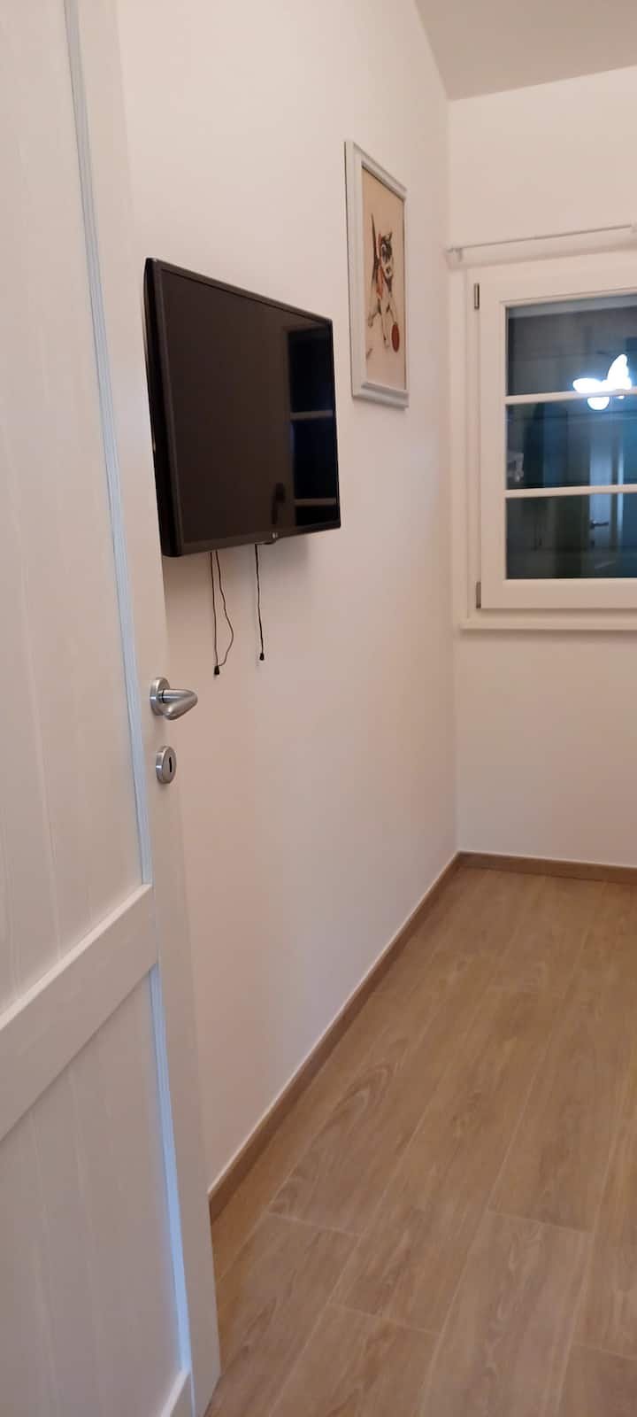 חדר נעים עם אפשרות להחליף את מיטת שלושת הרבעונים עם שני מיטות יחיד לפי הצורך 