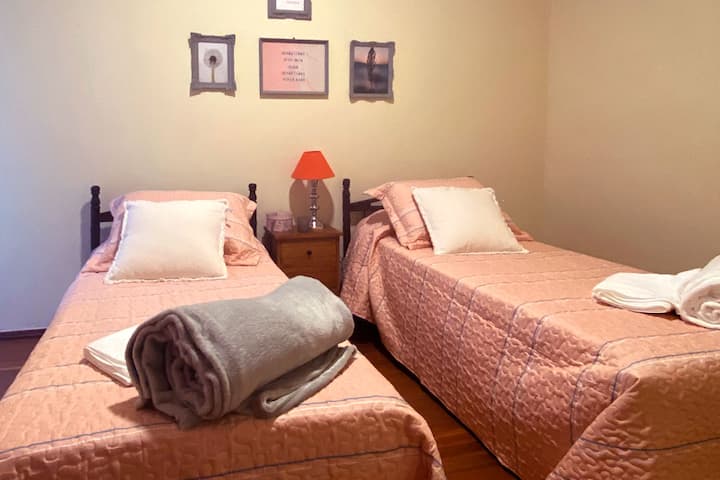 מיטות יחיד, מקום לשני אנשים.