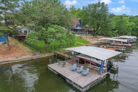 Bright & Cozy Lakefront Cottage