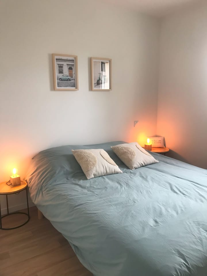 Beddengoed niet aanwezig. 
Bedden opgemaakt bij aankomst mogelijk, € 20/tweepersoonsbed en € 15/eenpersoonsbed (te boeken per bericht).