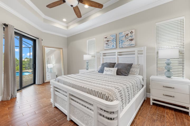 Bagno annesso alla camera da letto principale con doppio lavabo armadio privato, doccia e vasca.