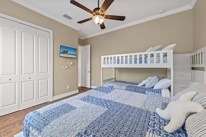 Letto a due piazze più letti a castello, armadio con grucce e coperta e cuscini extra 