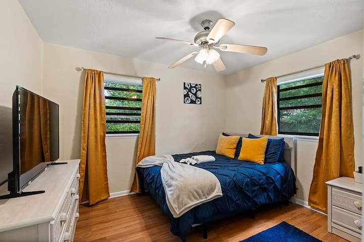 Spavaća soba 2 s bračnim krevetom (160x200), velikim ormarom, Smart TV-om