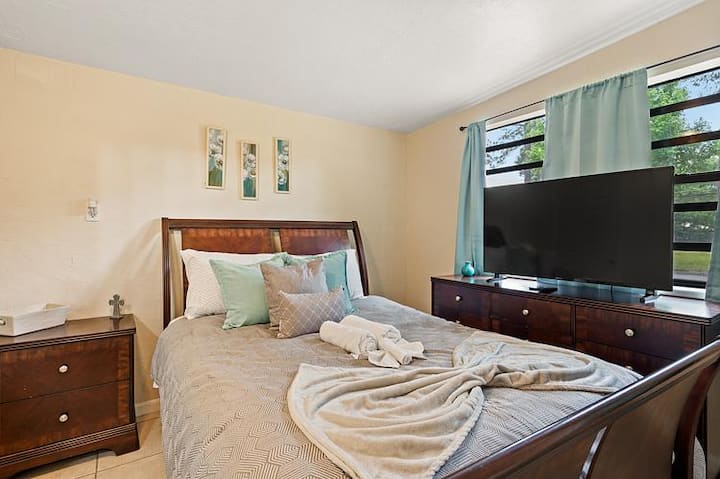 Spavaća soba br. 3 s bračnim krevetom (160x200), Smart TV-om

**jedan korak od 6 inča do ulaza/izlaza